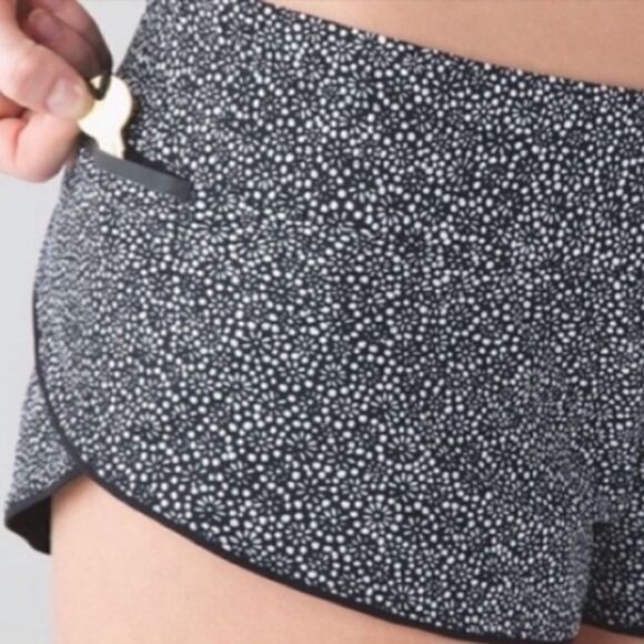 Lululemon Reversible Surf Short II 6 Freckle Flower Black White & Black - Picture 7 of 16